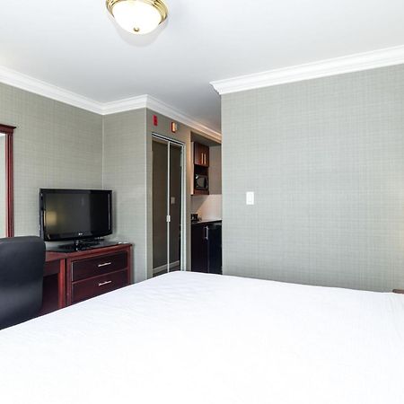 Sandman Hotel Ред Диър Екстериор снимка