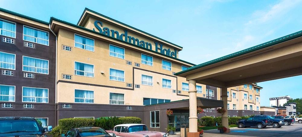 Sandman Hotel Ред Диър Екстериор снимка