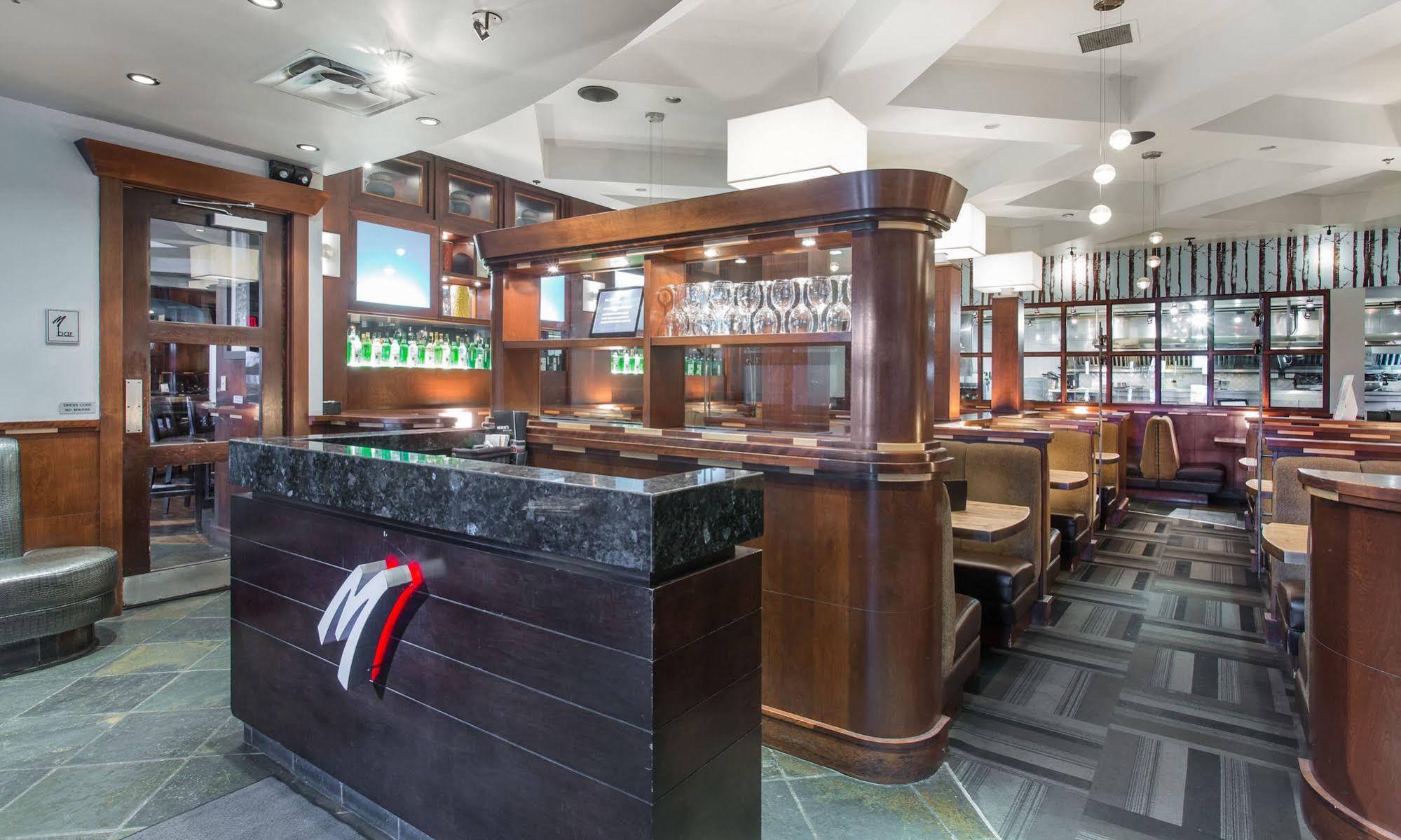 Sandman Hotel Ред Диър Екстериор снимка