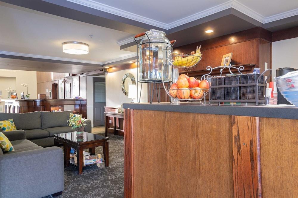 Sandman Hotel Ред Диър Екстериор снимка