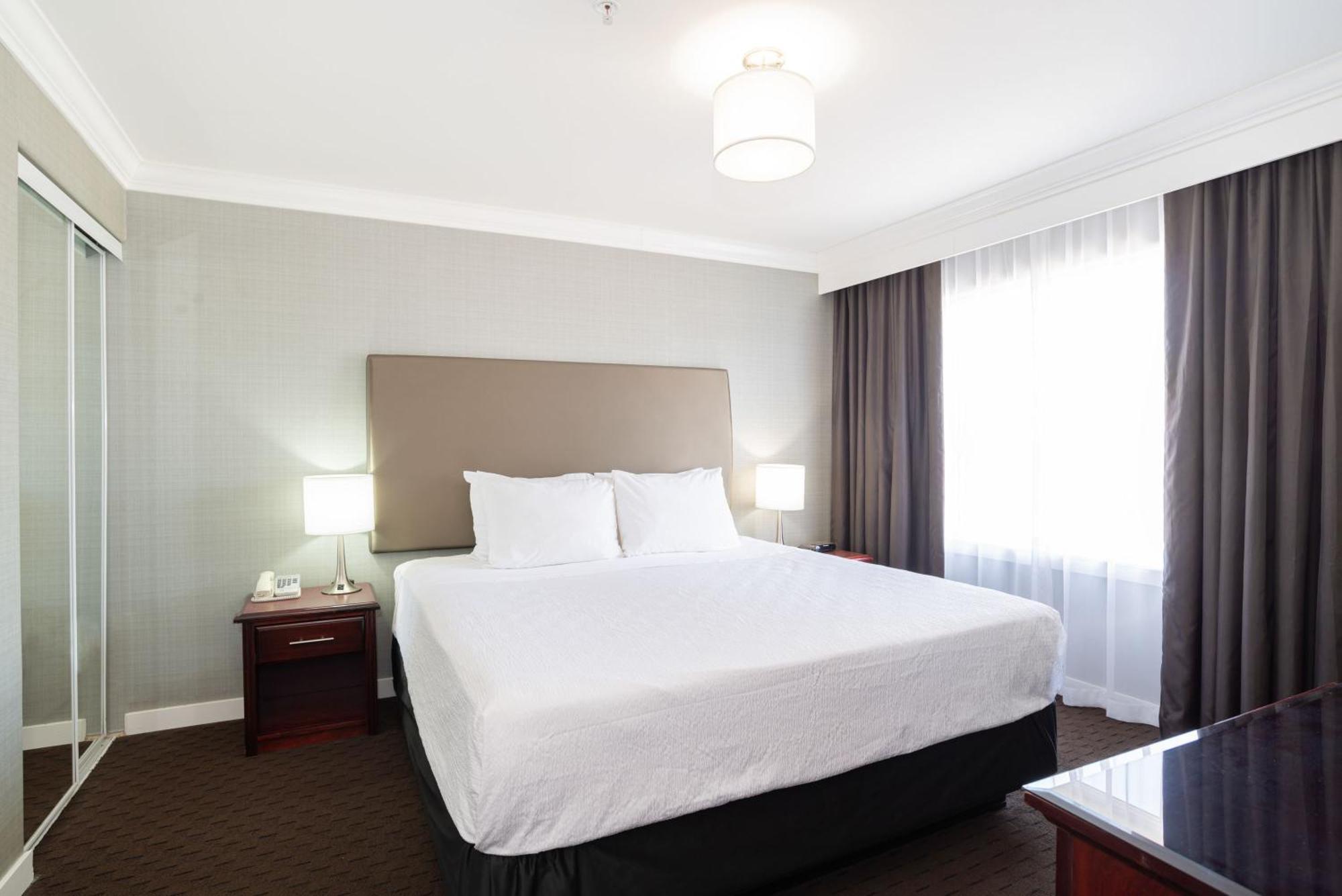 Sandman Hotel Ред Диър Екстериор снимка