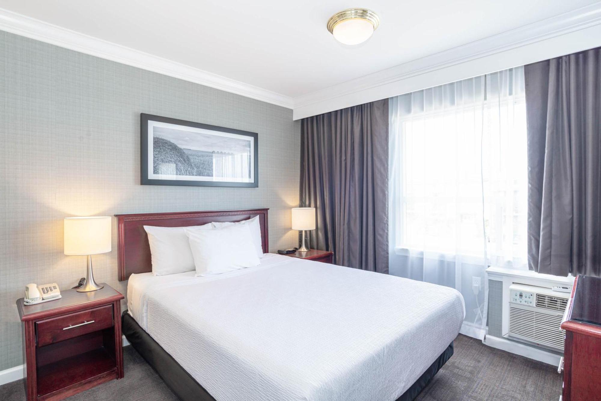 Sandman Hotel Ред Диър Екстериор снимка