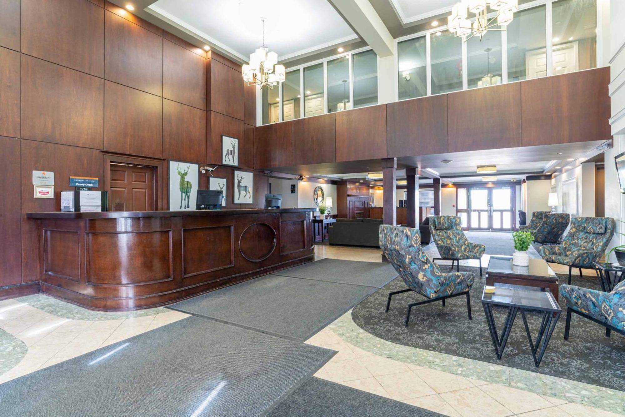 Sandman Hotel Ред Диър Екстериор снимка