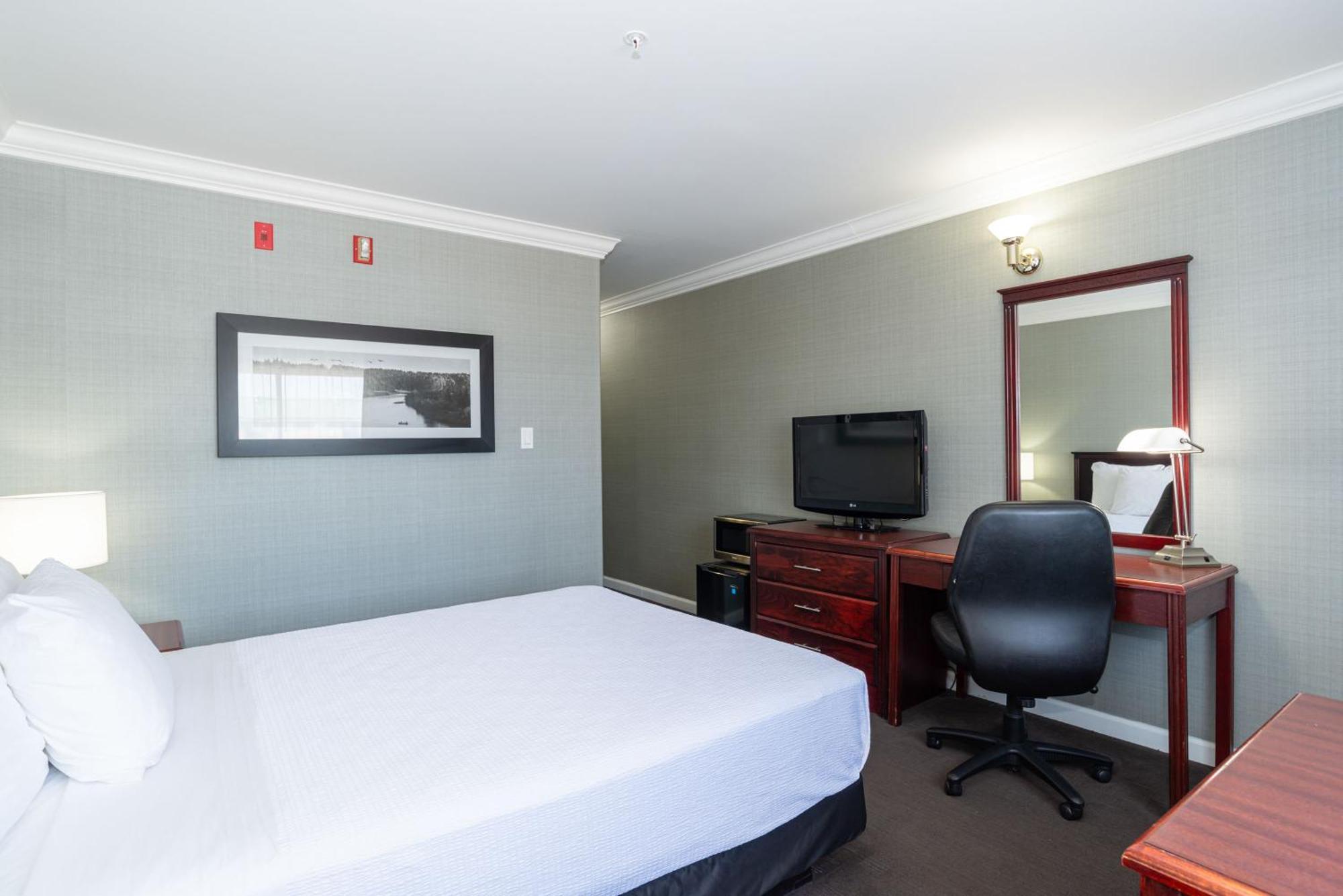 Sandman Hotel Ред Диър Екстериор снимка