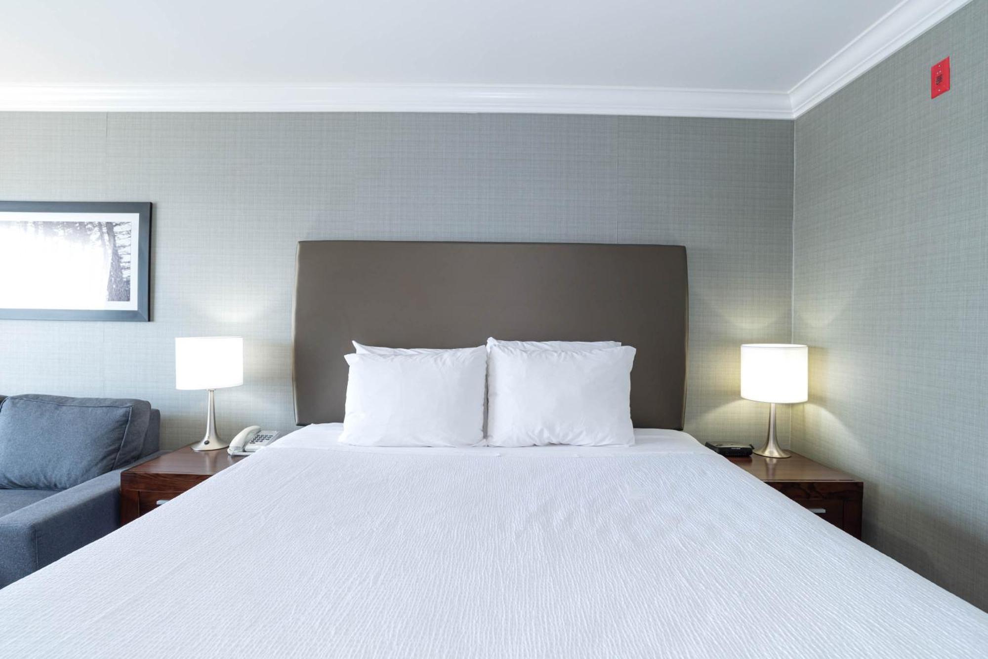 Sandman Hotel Ред Диър Екстериор снимка