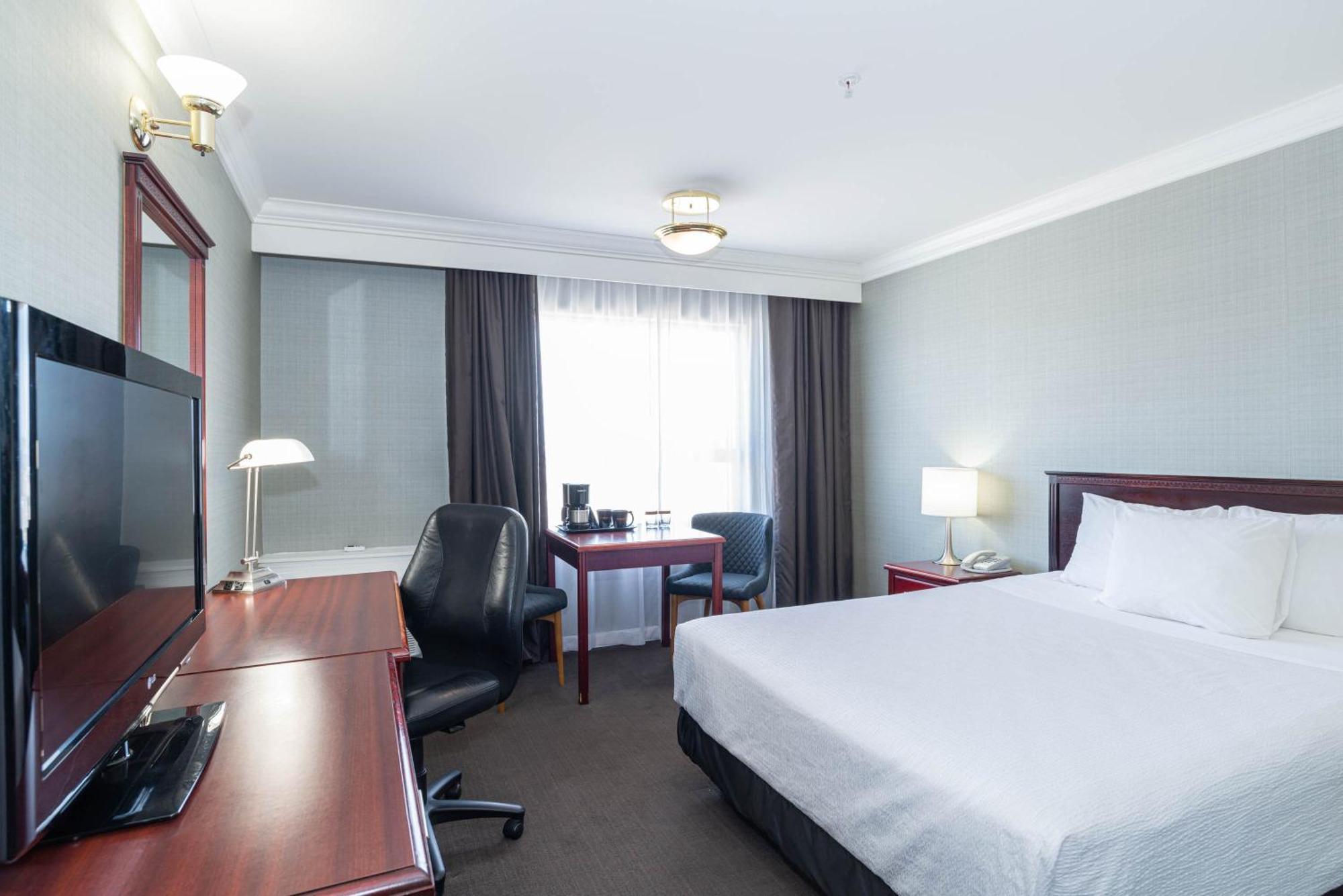 Sandman Hotel Ред Диър Екстериор снимка