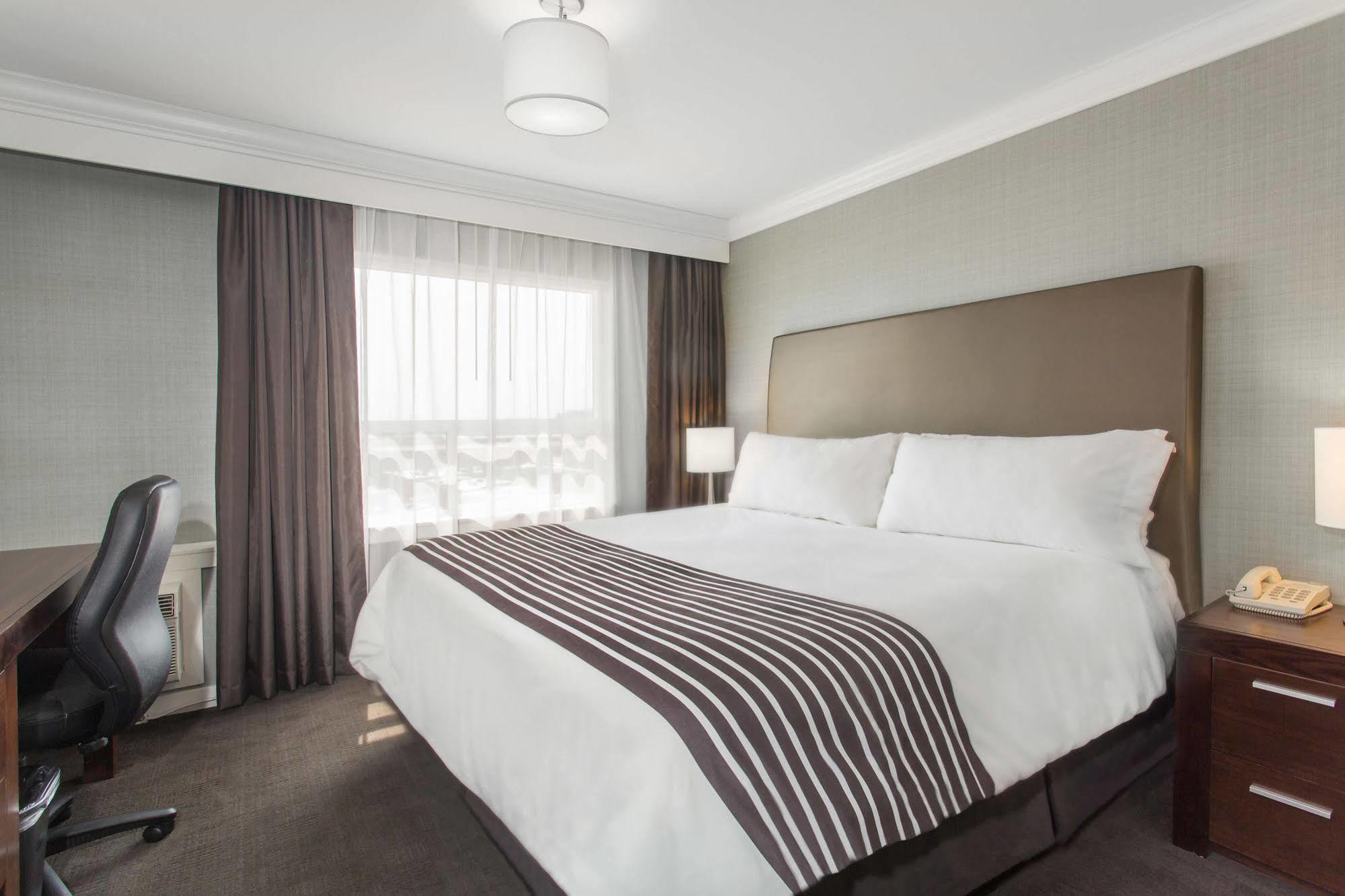 Sandman Hotel Ред Диър Екстериор снимка