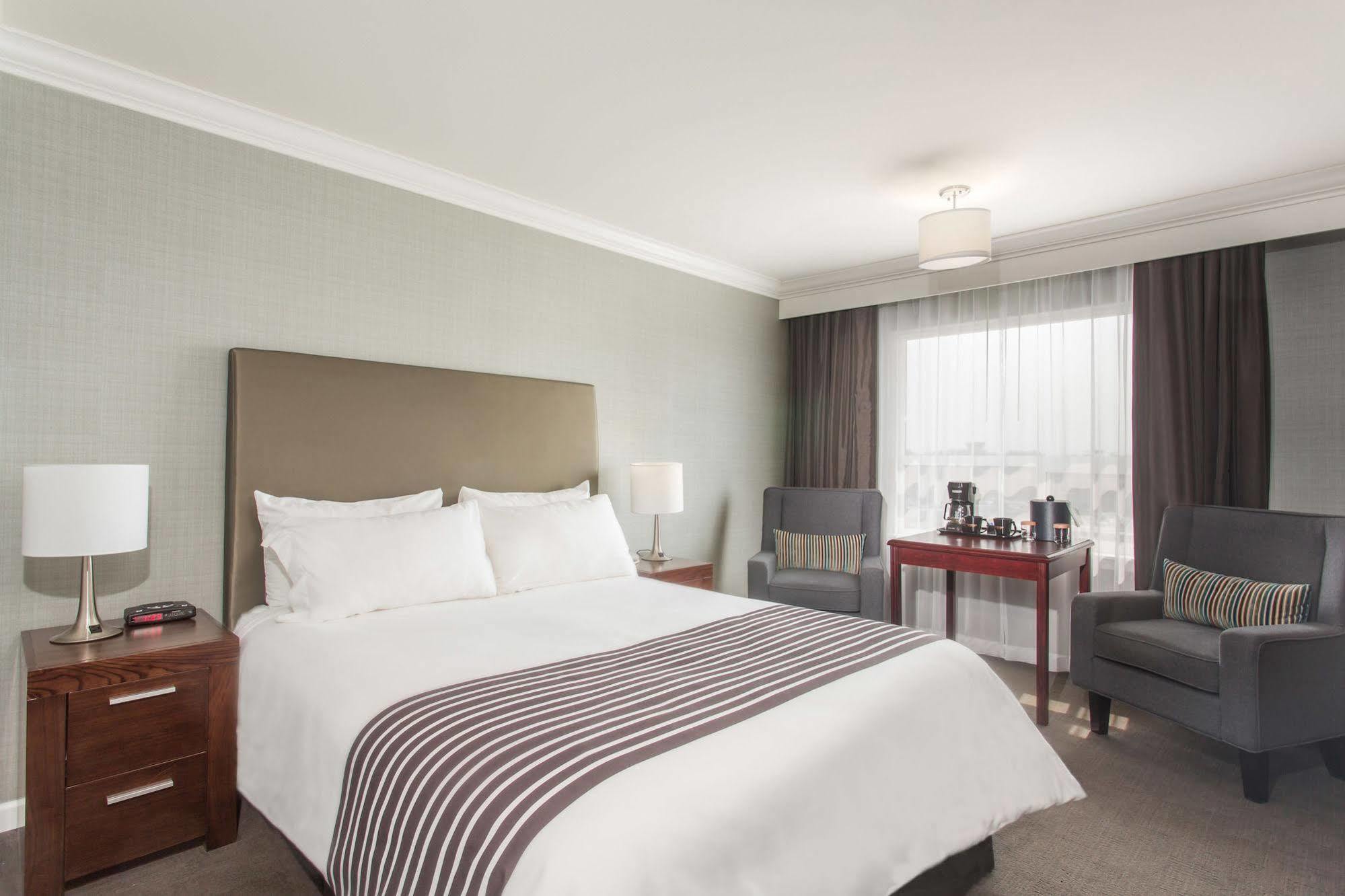Sandman Hotel Ред Диър Екстериор снимка