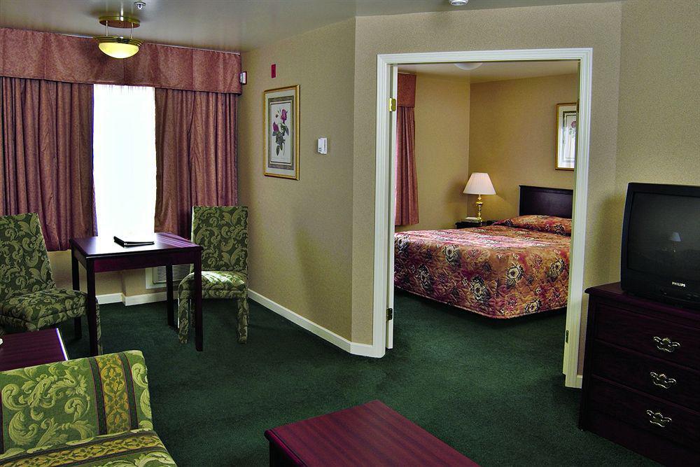Sandman Hotel Ред Диър Екстериор снимка